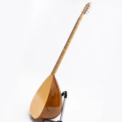 Långhalsad saz med gitarrpinnar